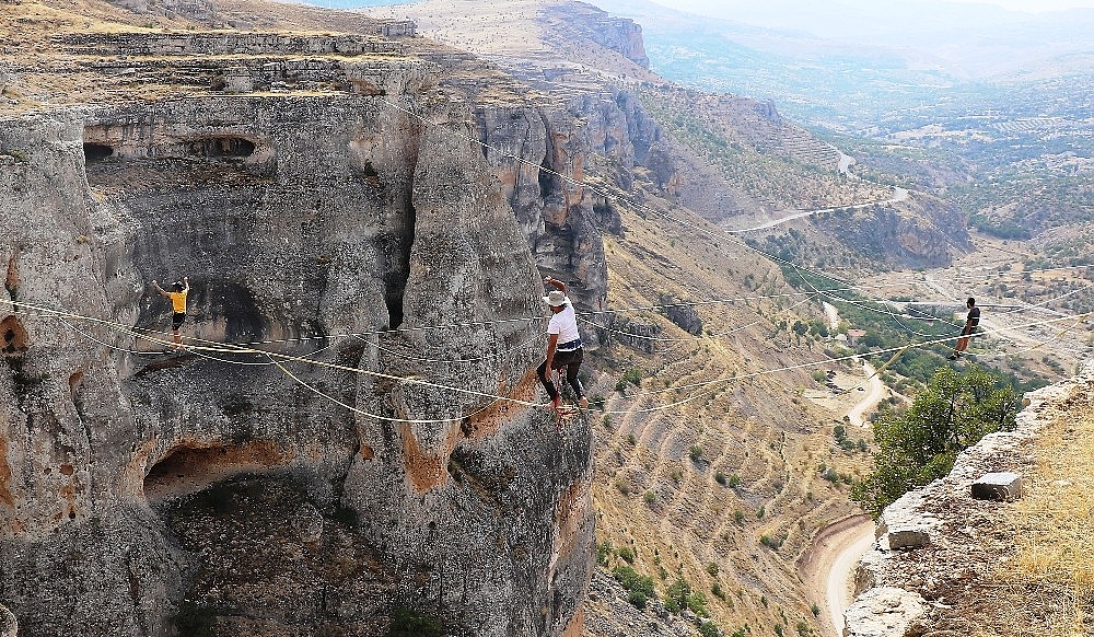 Slackline gösterisi nefesleri kesti