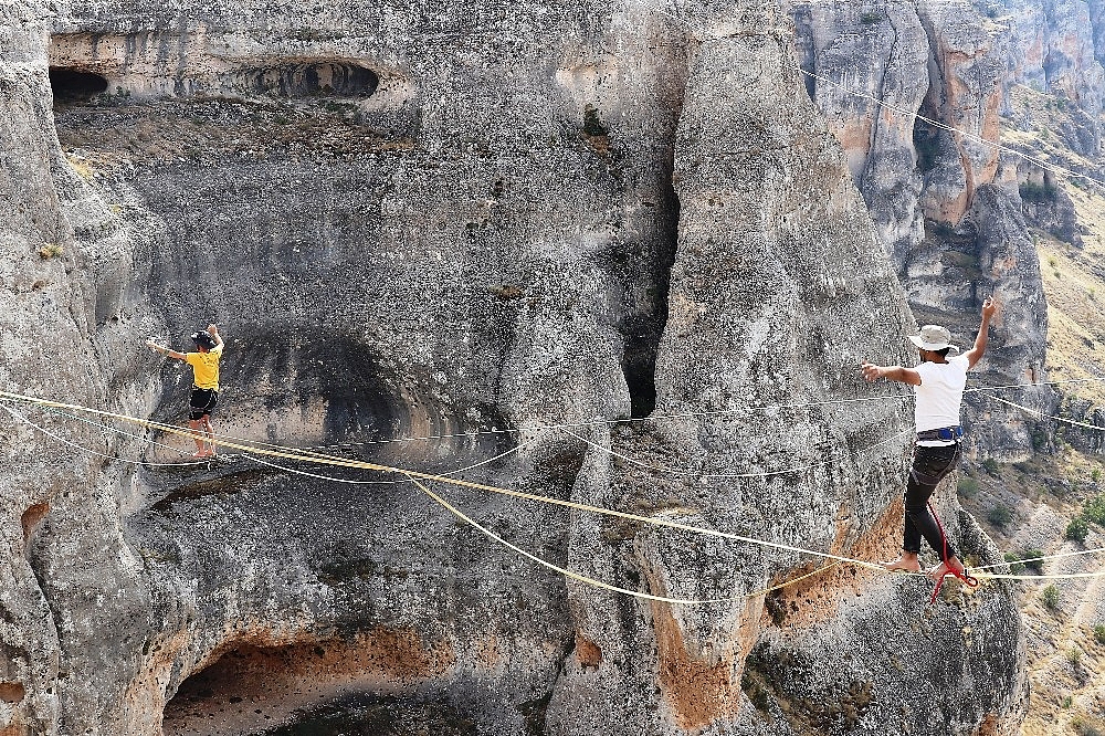 Slackline gösterisi nefesleri kesti