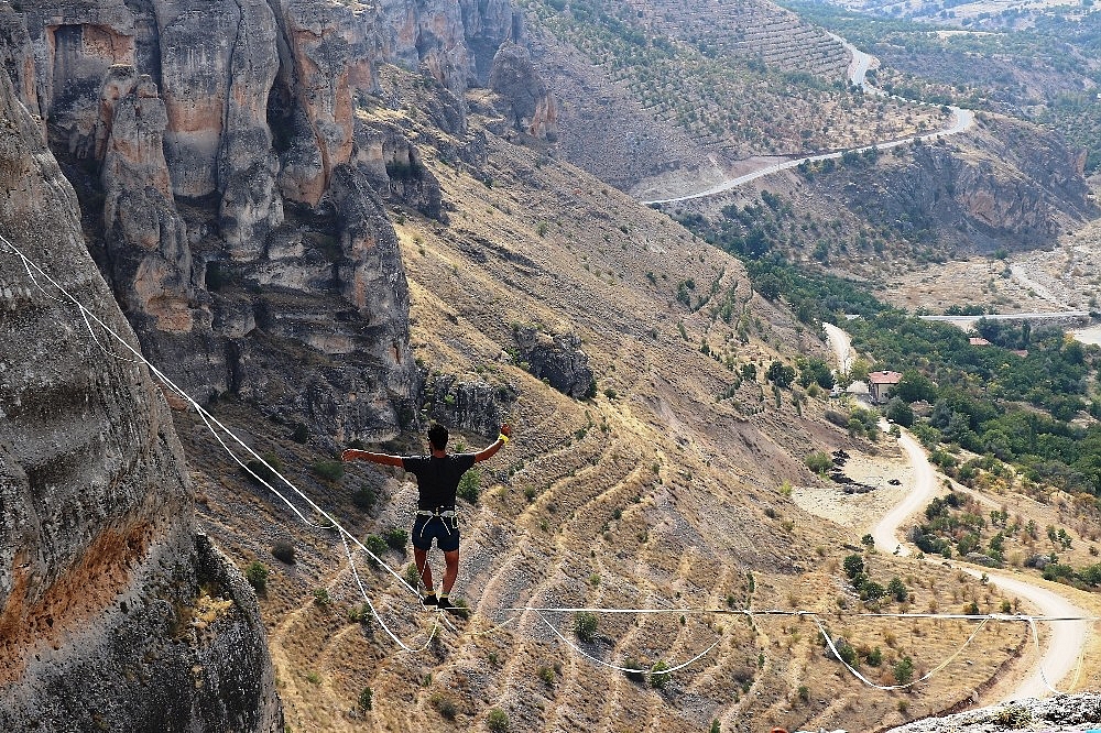 Slackline gösterisi nefesleri kesti