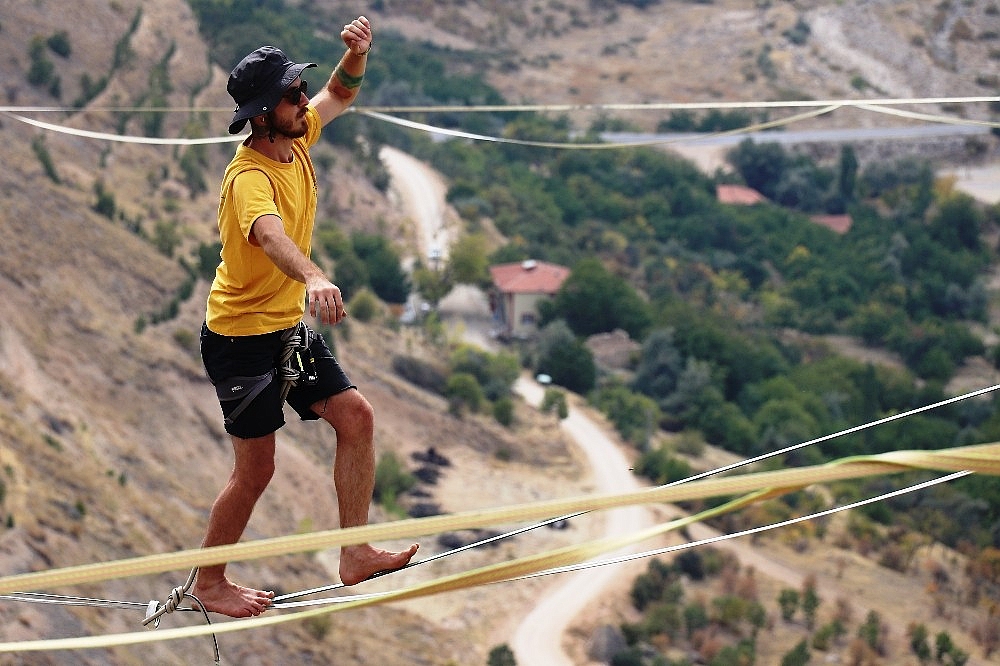 Slackline gösterisi nefesleri kesti