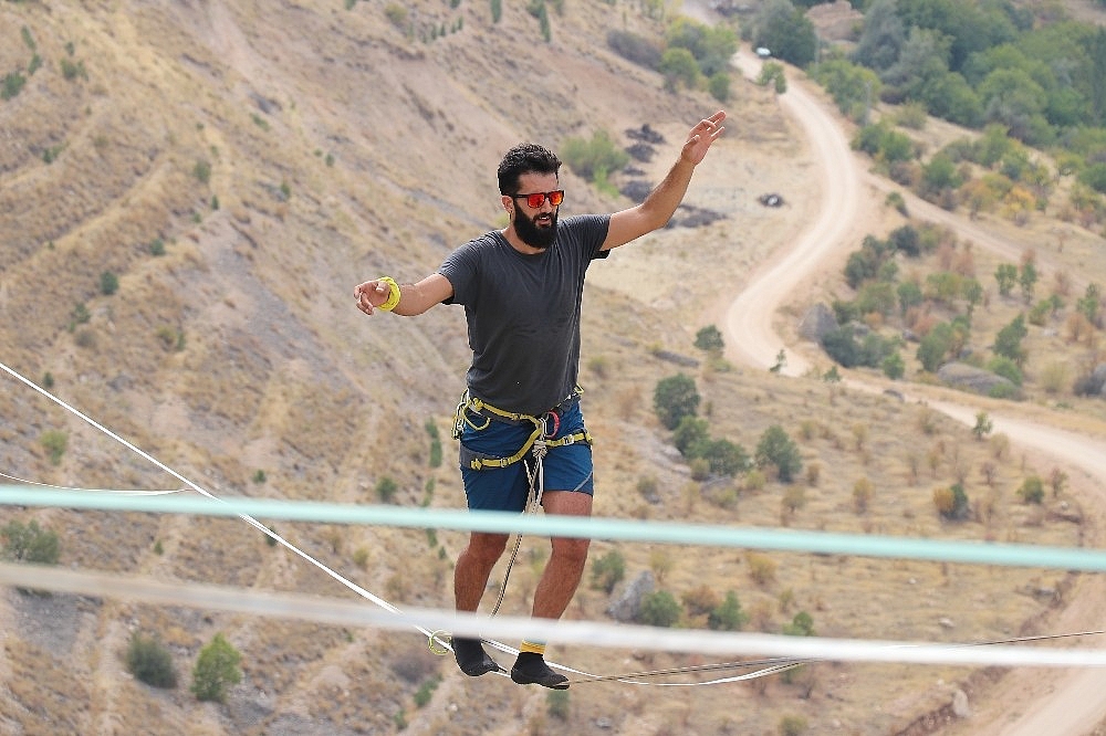 Slackline gösterisi nefesleri kesti