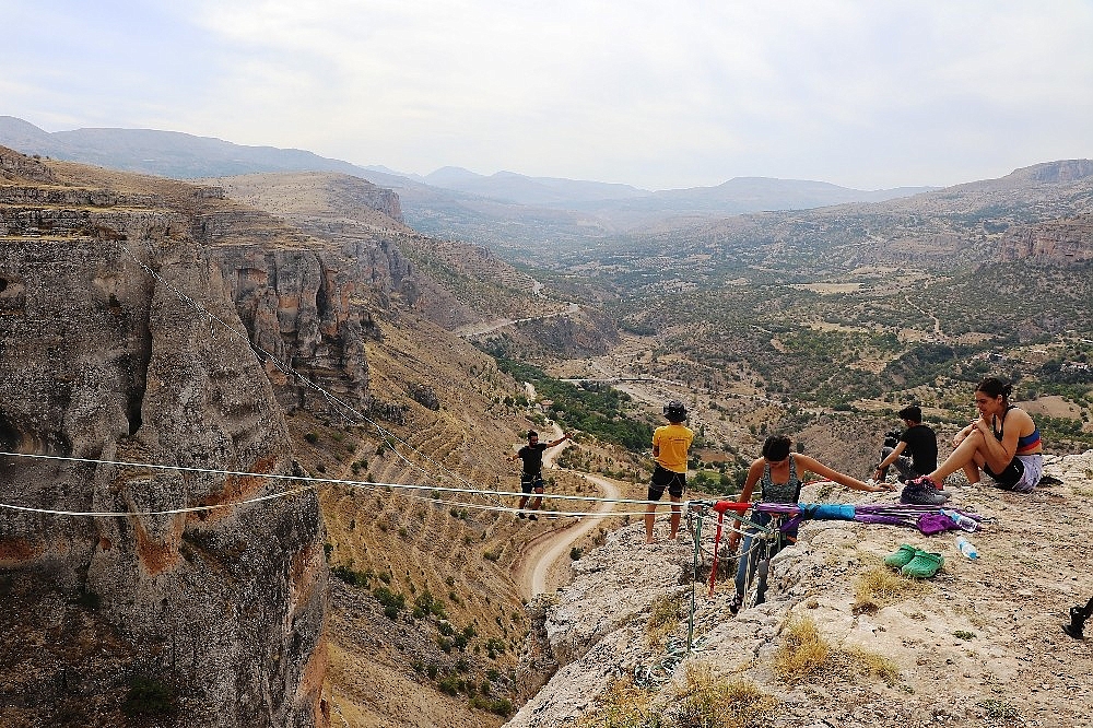 Slackline gösterisi nefesleri kesti