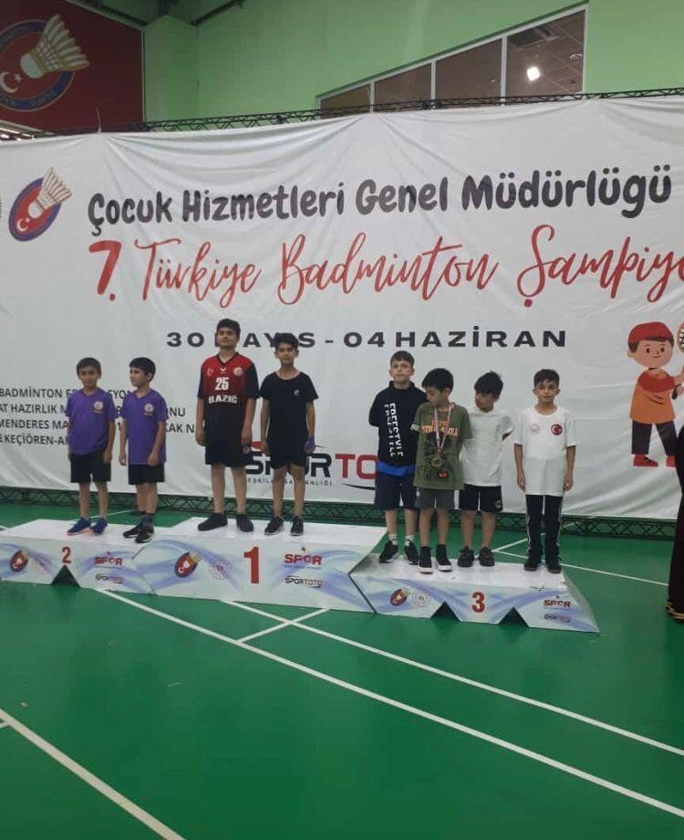 2022/06/badminton-turkiye-sampiyonasina-katilan-sporcular-3-altin-1-bronz-madalya-aldi-20220606AW63-3.jpg