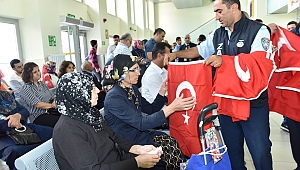 Battalgazi Belediyesi Türk Bayrağı dağıttı