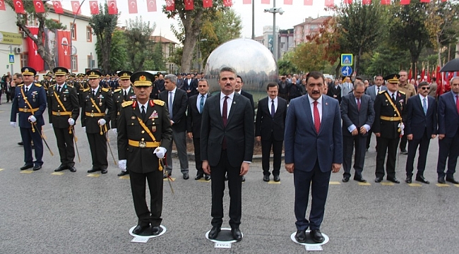 Malatya'da Cumhuriyetin 96. Yıl Dönümü Çelenk Sunumuyla Başladı