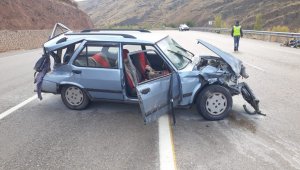 Darende'de Otomobil Bariyerlere Çarptı: 6 Yaralı