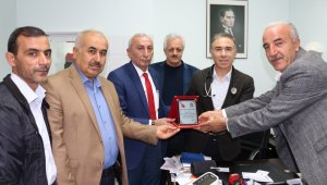 Muhtardan Prof. Dr. Ermiş'e Plaket