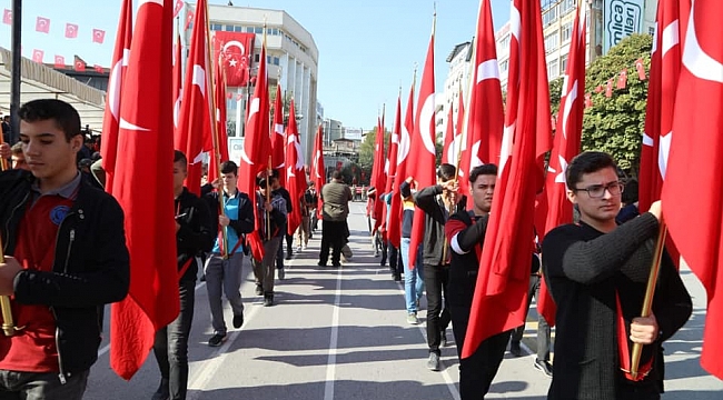 Vatandaşlar Geçit Törenine Yoğun İlgi Gösterdi