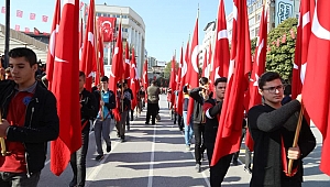 Vatandaşlar Geçit Törenine Yoğun İlgi Gösterdi