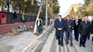 Büyükşehir Kaldırımları Yeniliyor