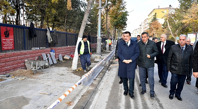 Büyükşehir Kaldırımları Yeniliyor