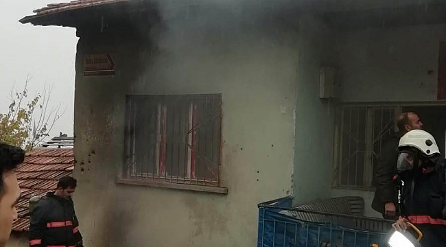 Ev Yangınında, 3 Kişi Dumandan Etkilendi