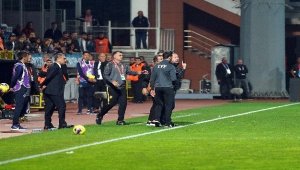Hakem Özkahya'ya Tepkiler Büyüyor