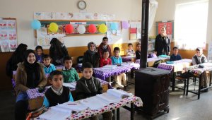 İnönü Öğrencileri, Köy Okulunda Öğretmenler Gününe Kutladı