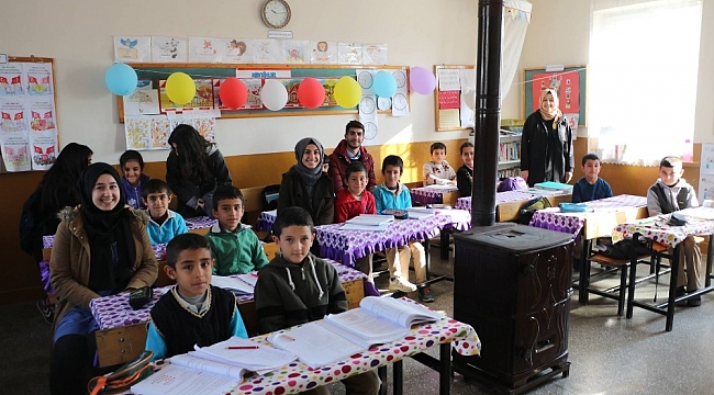 İnönü Öğrencileri, Köy Okulunda Öğretmenler Gününe Kutladı