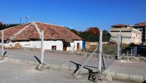 Kaldırımı Tel Örgüyle Kapattılar. Vatandaş Şaşkın