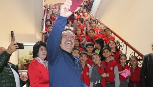Ünlü oyuncu Selçuk Yöntem 59 Yıl Sonra İlkokulunu Ziyaret Etti
