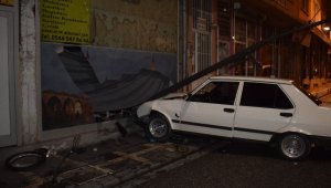 Alkollü Sürücü Önce Direğe Sonra İşyerine Daldı
