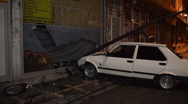 Alkollü Sürücü Önce Direğe Sonra İşyerine Daldı
