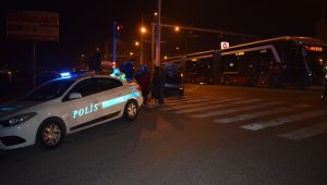 Çöşnük Kavşağı'nda Trambüs ile Otomobil Çarpıştı: 2 Yaralı