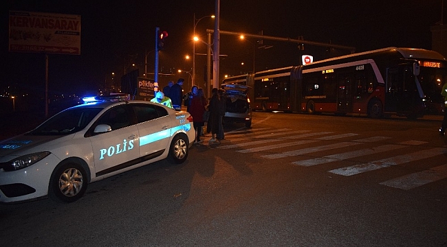 Çöşnük Kavşağı'nda Trambüs ile Otomobil Çarpıştı: 2 Yaralı