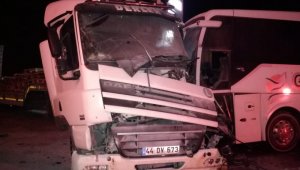 Doğanşehir'de Otobüs ile Kamyonet Çarpıştı: 1'i Ağır 2 Yaralı