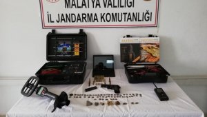 Jandarma Ekipleri Tarihi Eser ve Silah Ele Geçirdi