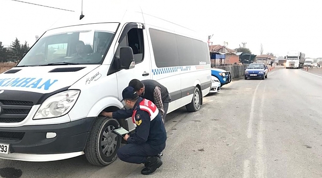 Jandarma Ekiplerinden Kış Lastiği Uygulaması