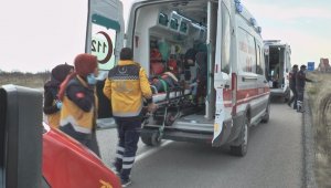 Malatya-Sivas Yolunda Otomobil Şarampole Yuvarlandı: 4 Yaralı