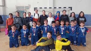 Necatibey Ortaokulu, Hentbol Şampiyonasında İki Kupa aldı