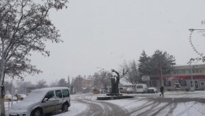 Arguvan'da Kar Yağışı Etkili Oluyor