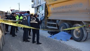 Belediye İşçisi Kamyonun Altında Kaldı: 1 ölü