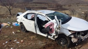 Doğanşehir Yolunda Otomobil Takla Attı: 3 Yaralı