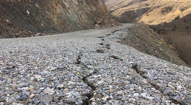 Doğanyol'da Dev Kaya Parçaları Yolu Kapattı