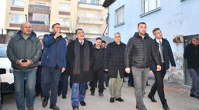 Gürkan, Depremde Hasar Gören Binalarda İncelemede Bulundu