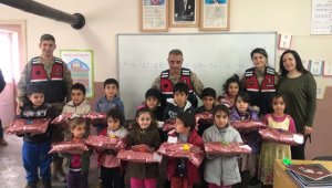 Jandarma'dan Miniklere Yeni Yıl Hediyesi