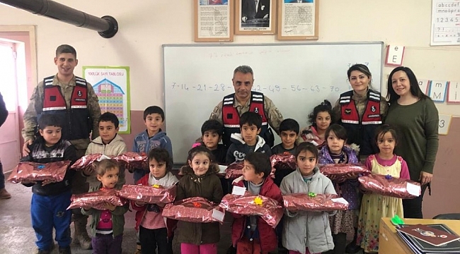 Jandarma'dan Miniklere Yeni Yıl Hediyesi