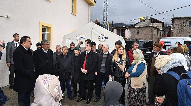 Sanatçılardan Depremzedelere Geçmiş Olsun Ziyareti