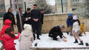 Vali Aydın Baruş, Öğrencilerle Kartopu Oynadı
