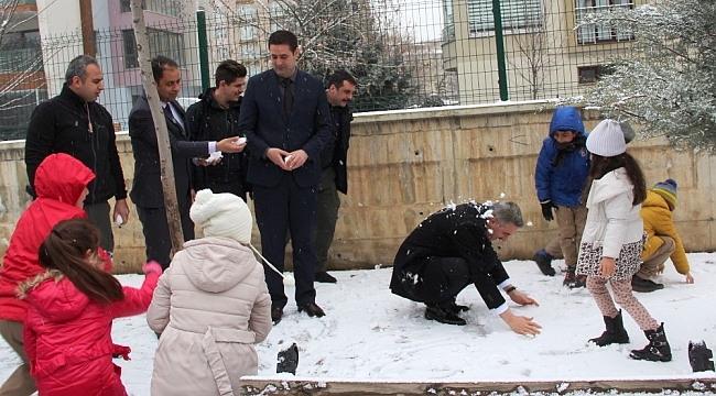 Vali Aydın Baruş, Öğrencilerle Kartopu Oynadı