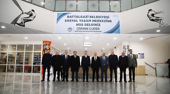 Vali Baruş'tan Sosyal Yaşam Merkezi'ne övgü