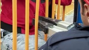 12 Yaşındaki Çocuk Demir Korkuluğa Sıkıştı
