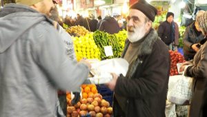 45 Yıllık Esnaf Emekli Olunca Esnafa Tatlı İkram Etti