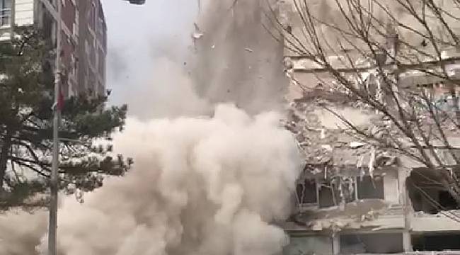 Depremde Ağır Hasar Alan Bina Yıkılırken Çöktü