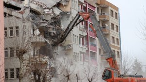 Depremde Ağır Hasar Alan Binalar Yıkılmaya Devam Ediyor