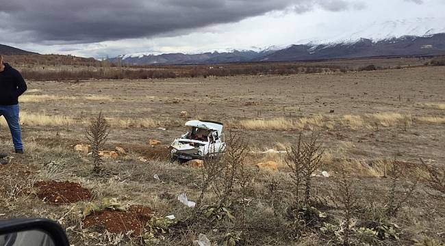 Doğanşehir'de Otomobil Şarampole Devrildi: 3 Yaralı