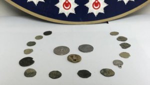 Metal 100 Dolarlık Banknot Kalıbı ve Tarihi Sikkeler Ele Geçirildi