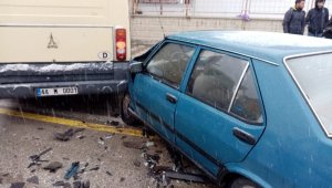 Minibüs ile Otomobil Çarpıştı: 3 Yaralı