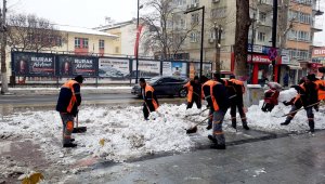 Okul Bahçeleri de Kardan Temizlendi