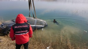 Otomobil Baraja Düştü 2 Kişi Son Anda Kurtarıldı